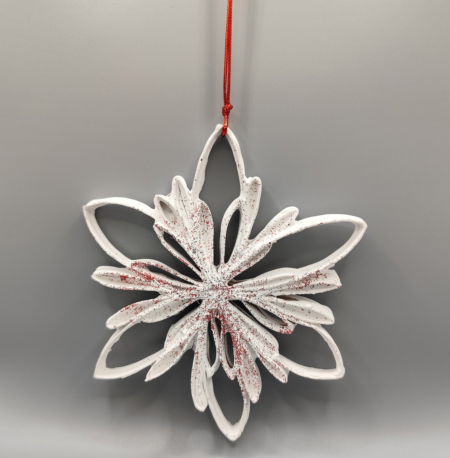 Estrella Colgante Blanca con detalles rojos
