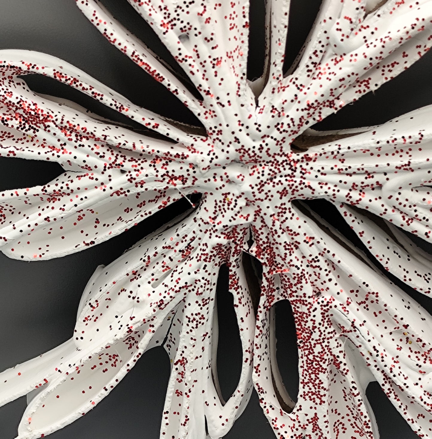 Estrella Colgante Blanca con detalles rojos