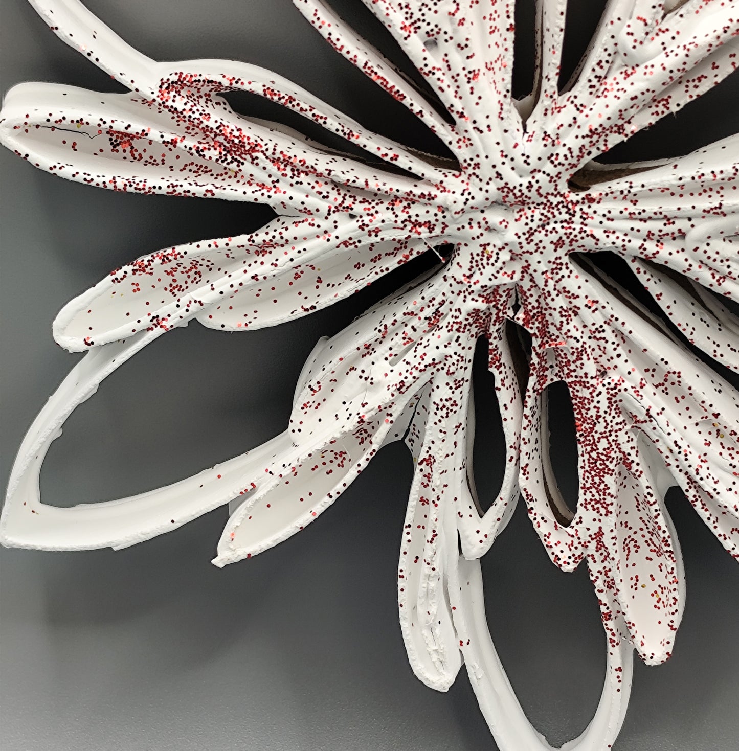 Estrella Colgante Blanca con detalles rojos