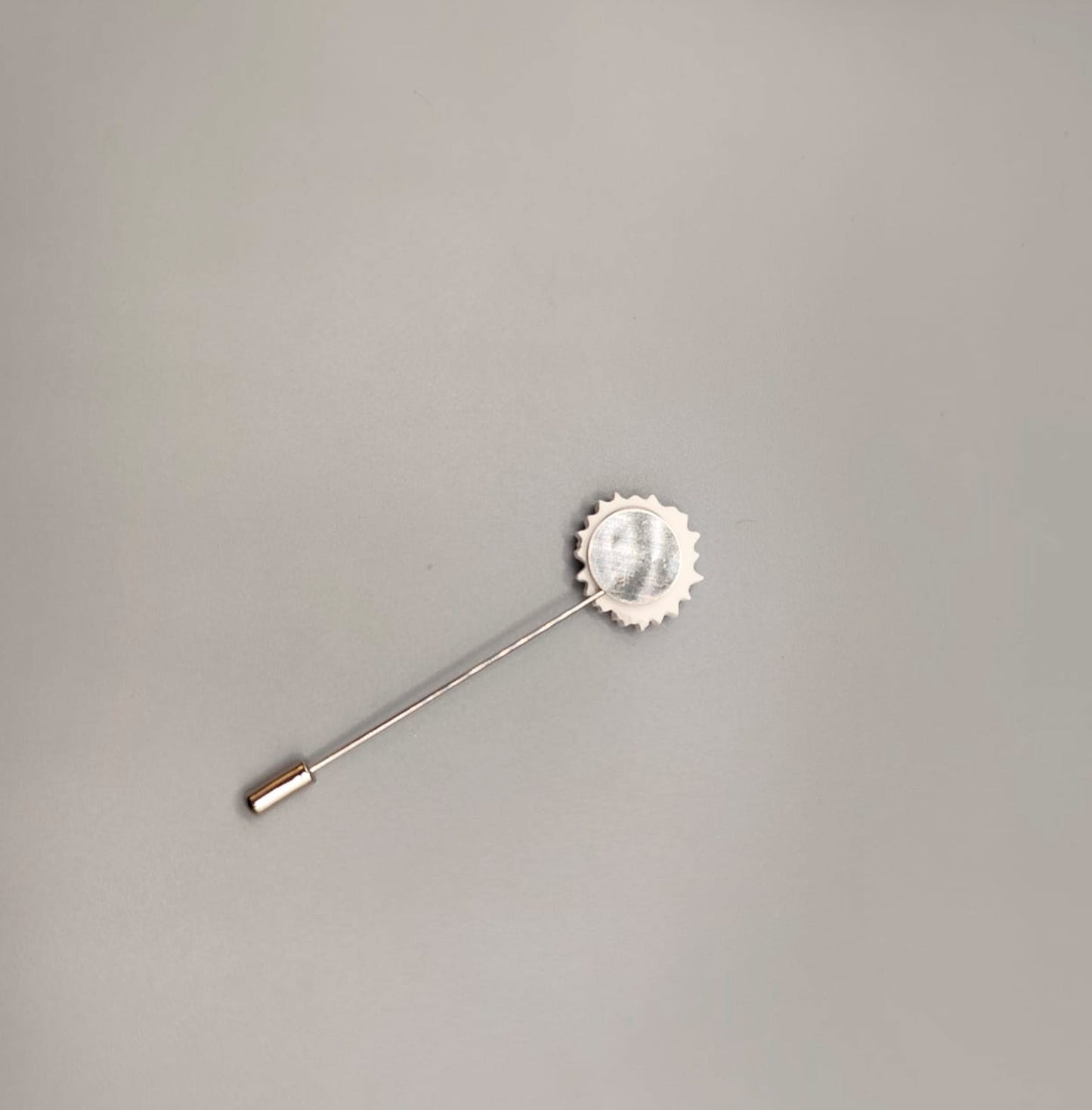 Alfiler de boda con flor de resina pequeña pintada a mano