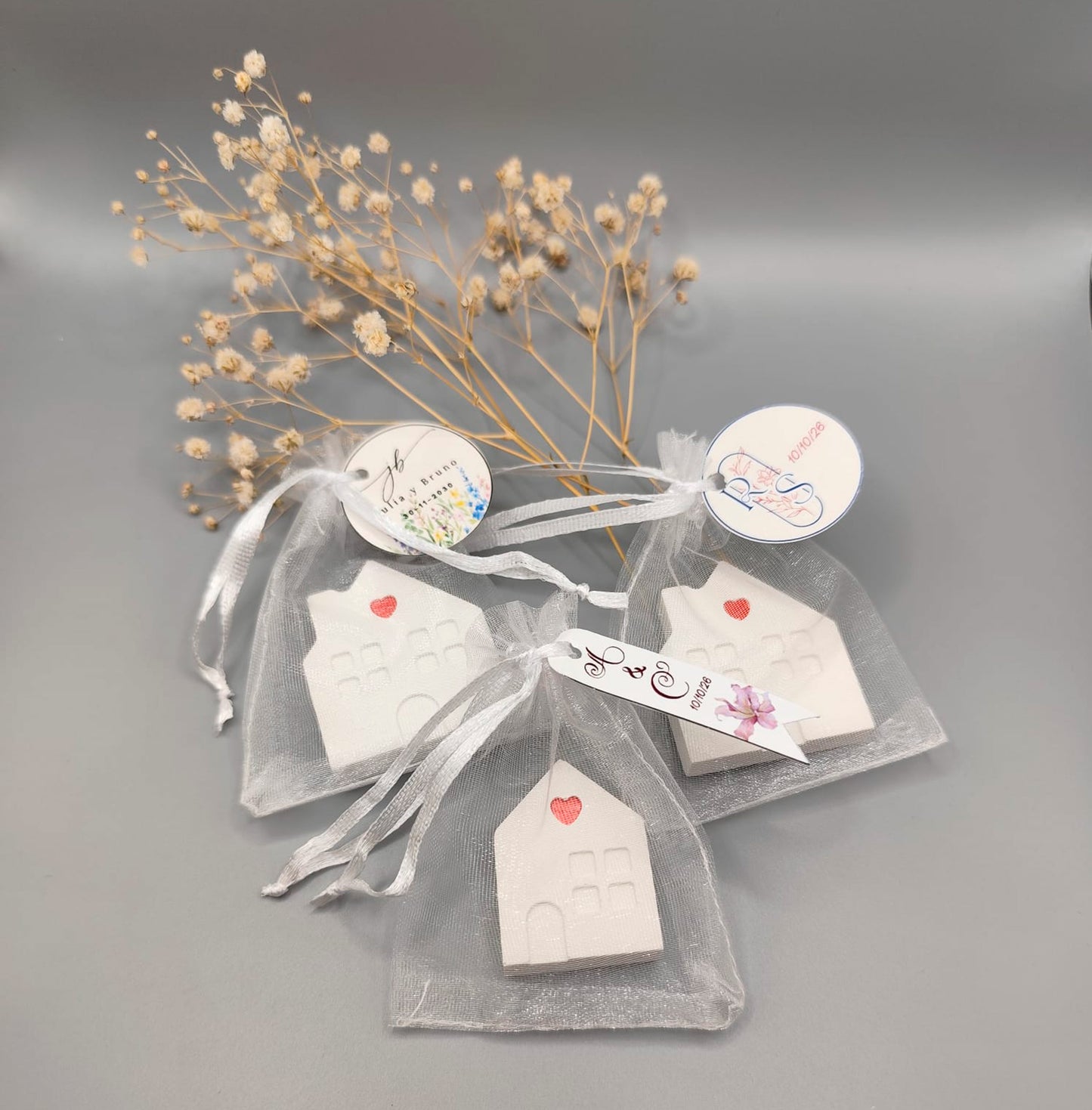 Imán de resina en forma de casita con corazón pintado a mano