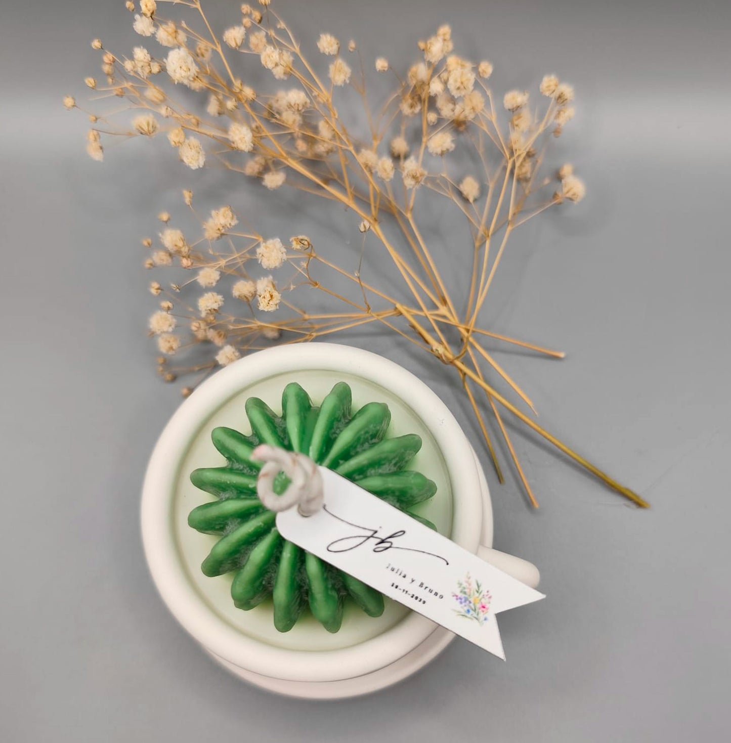 Taza de café con vela y margarita en resina