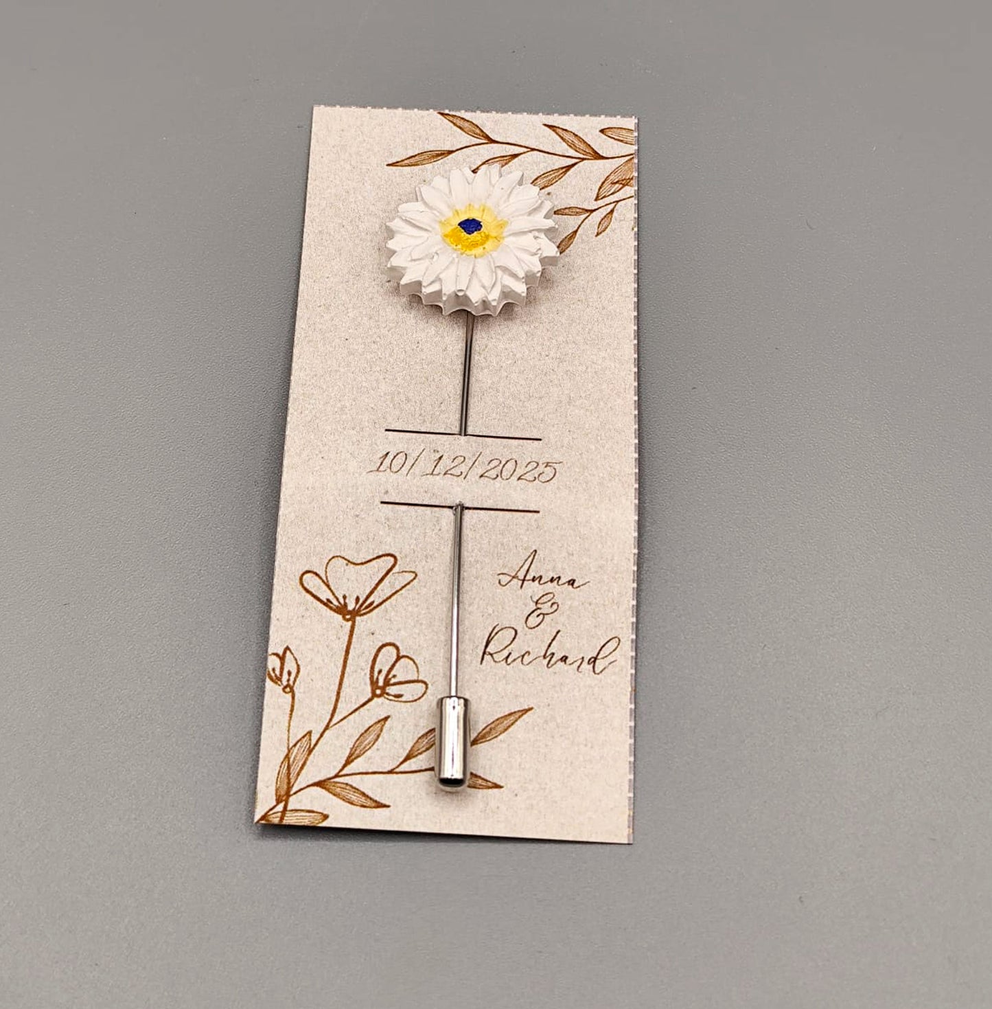 Alfiler de boda con flor de resina pequeña pintada a mano