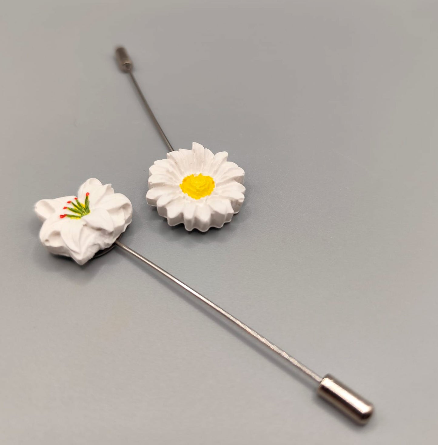 Alfiler de boda con flor de resina pequeña pintada a mano