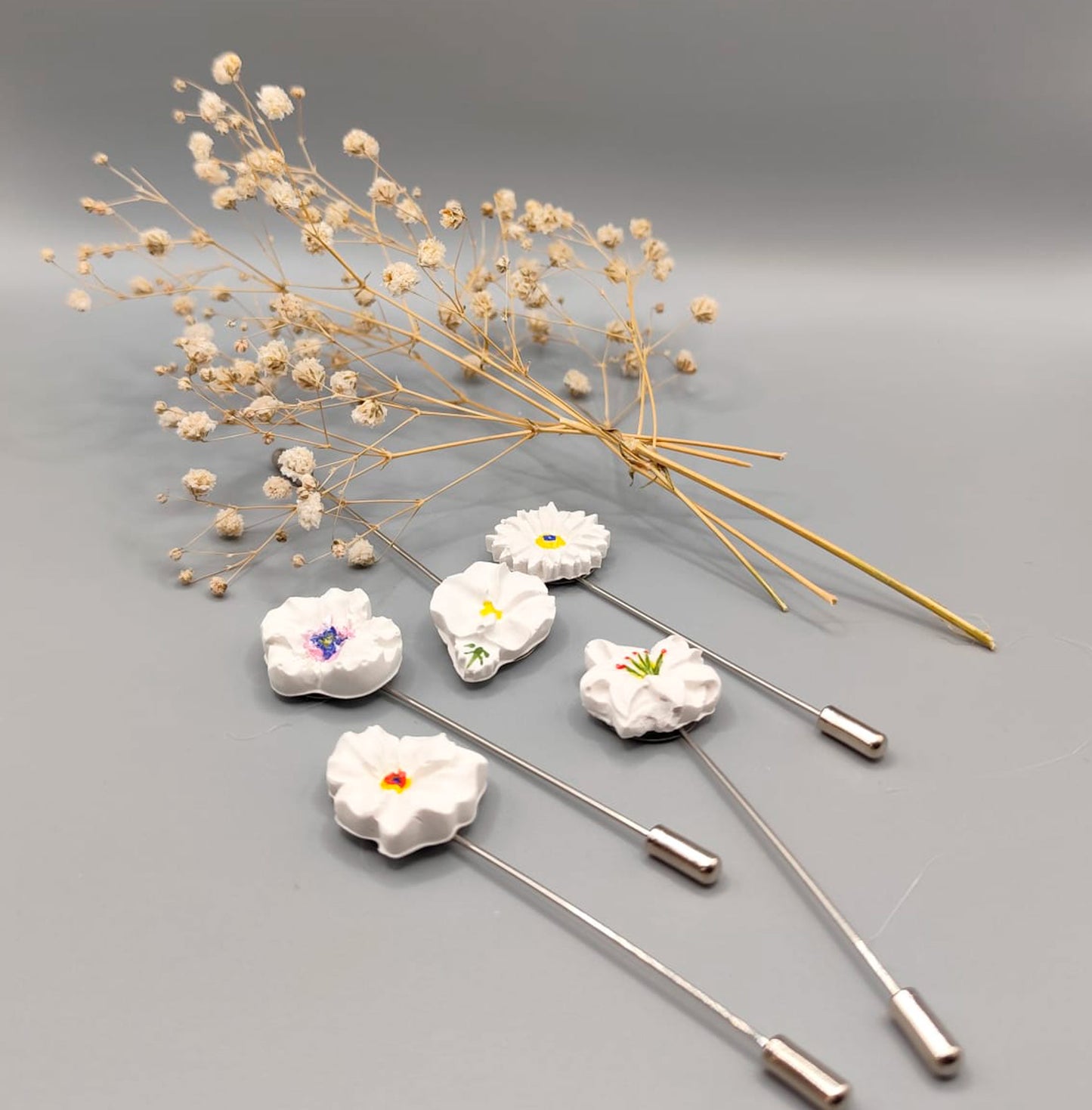 Alfiler de boda con flor de resina pequeña pintada a mano