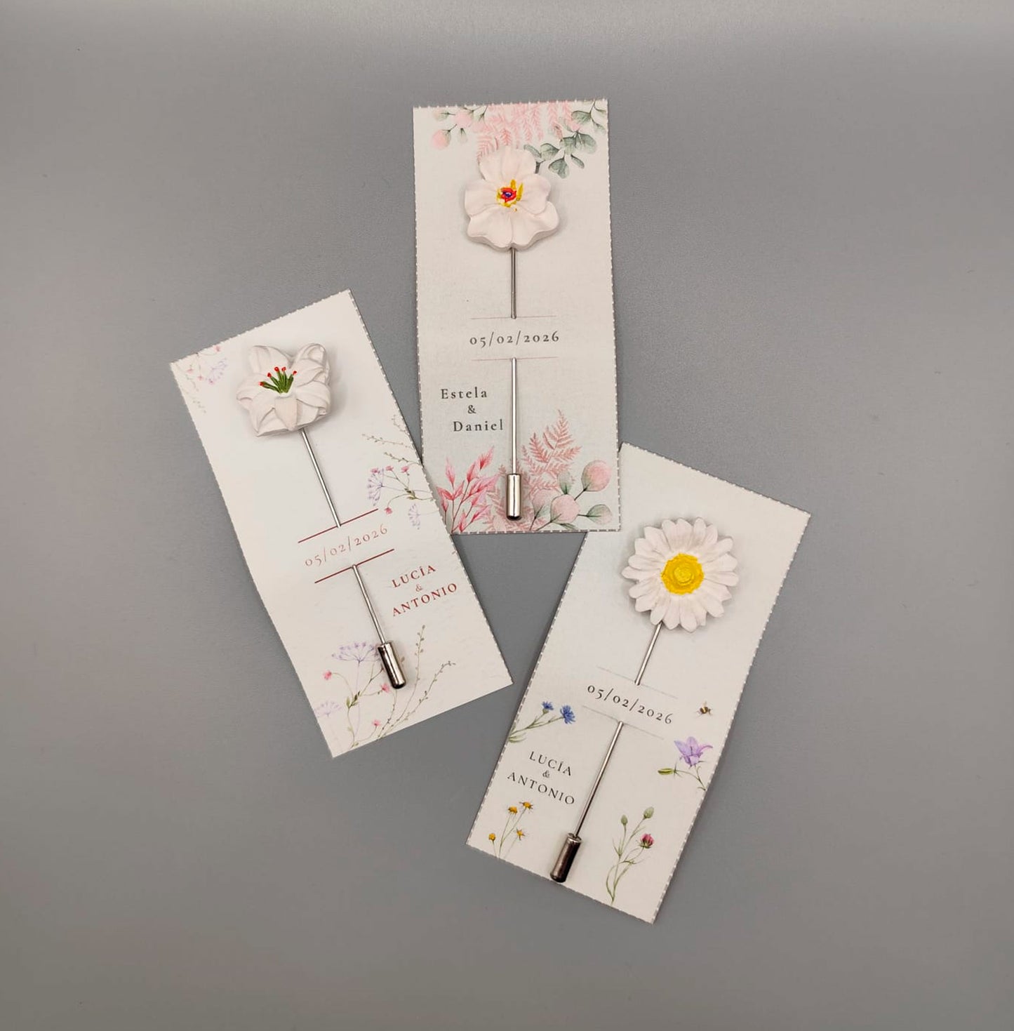 Alfiler de boda con flor de resina pequeña pintada a mano