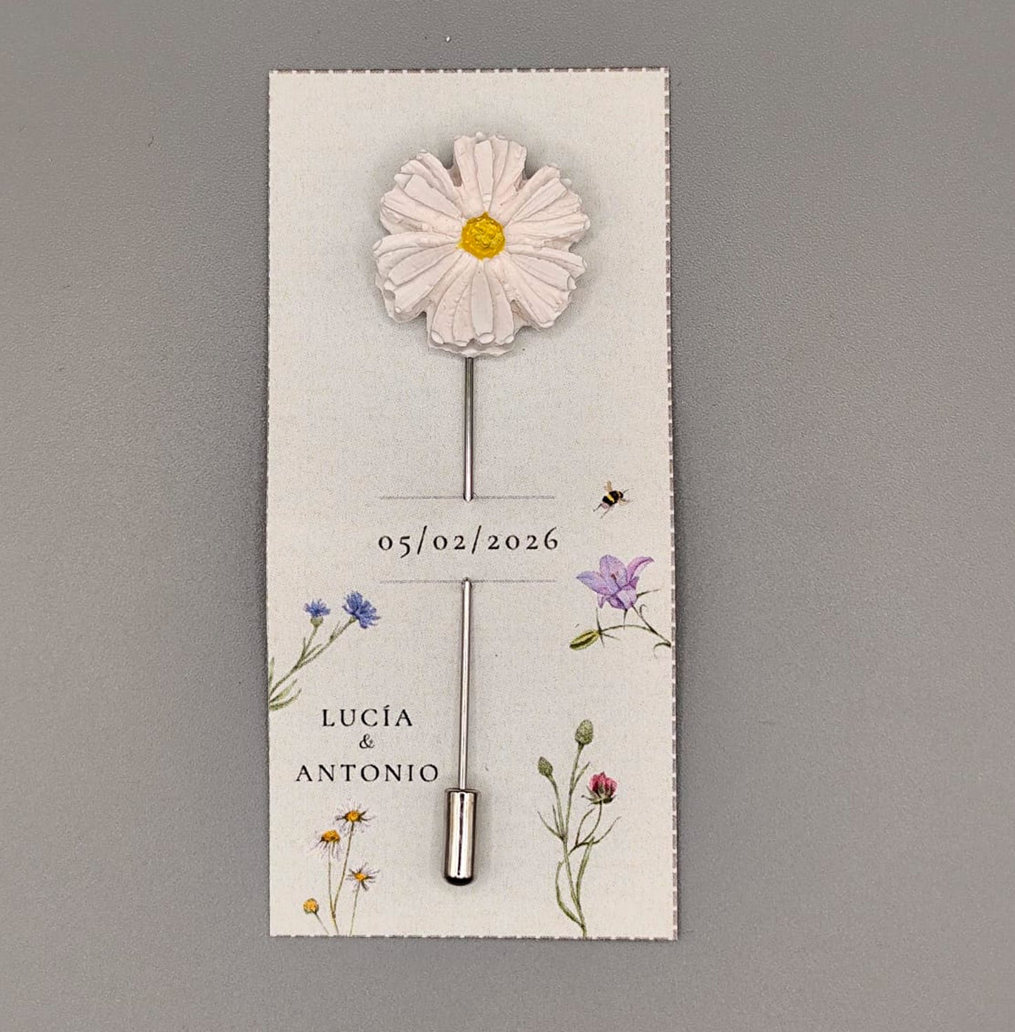 Alfiler de boda con flor de resina pequeña pintada a mano