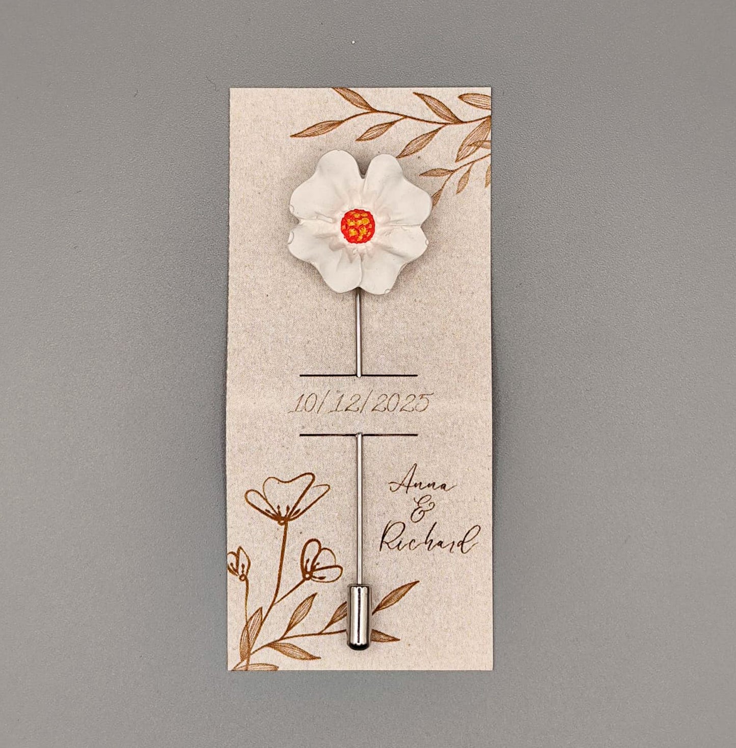 Alfiler de boda con flor de resina pequeña pintada a mano