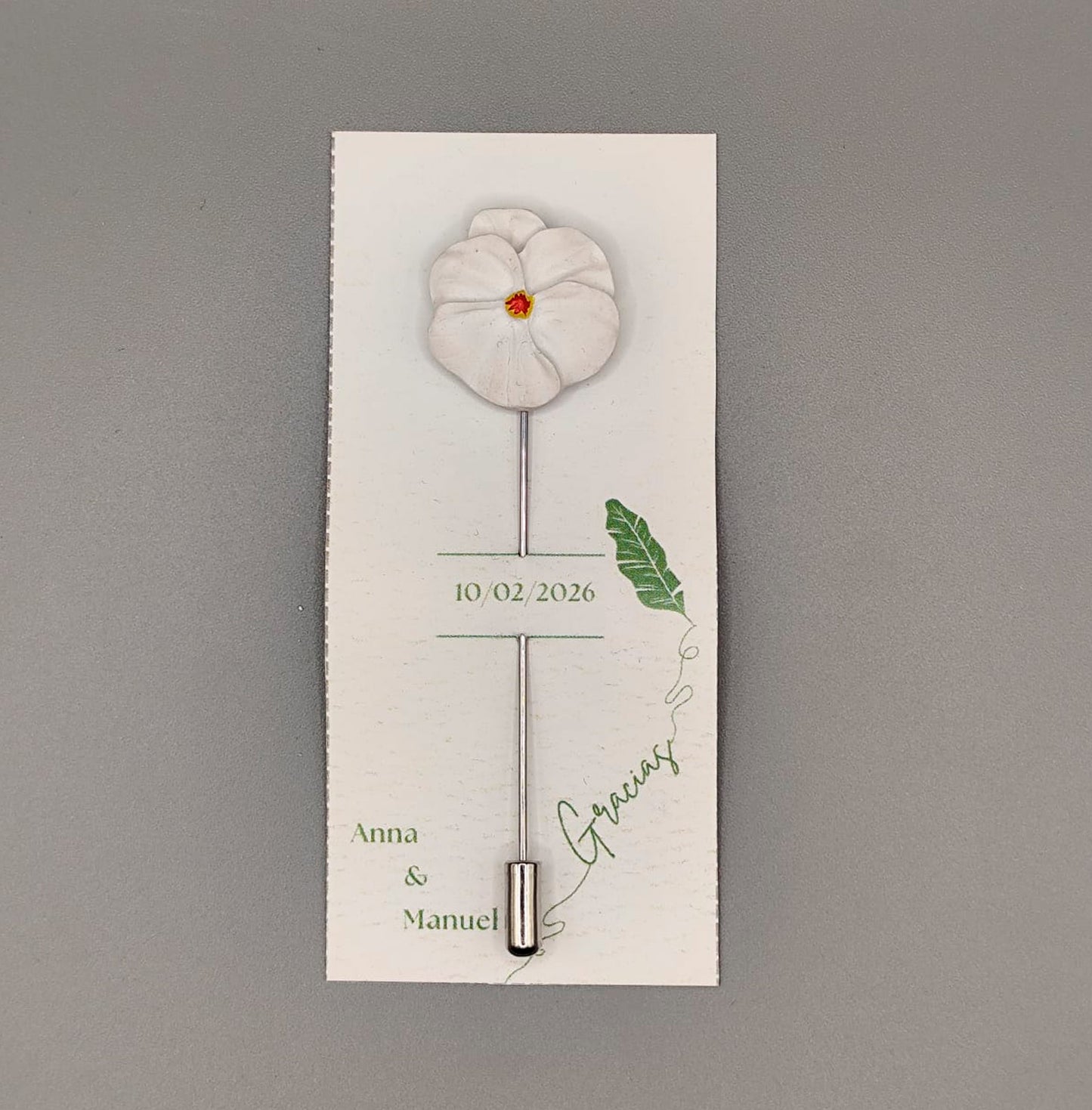 Alfiler de boda con flor de resina pequeña pintada a mano