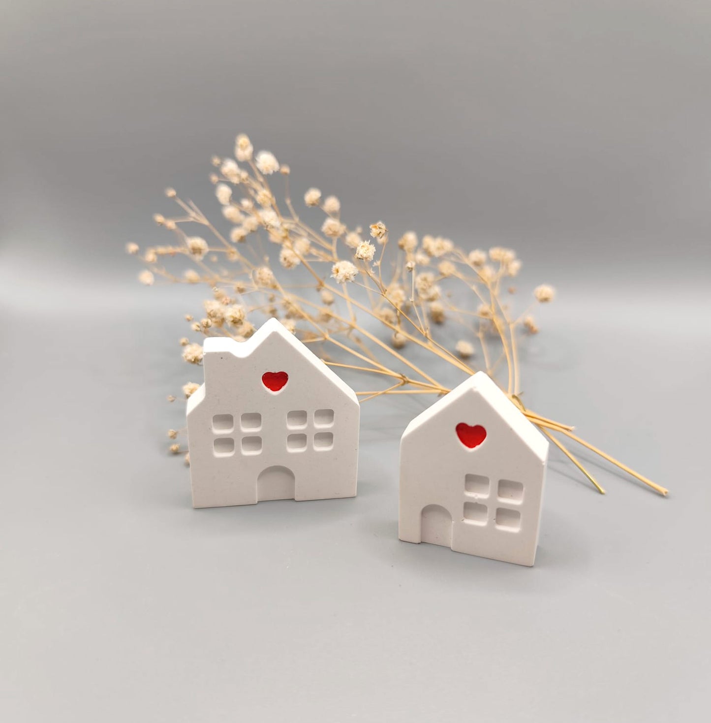 Imán de resina en forma de casita con corazón pintado a mano
