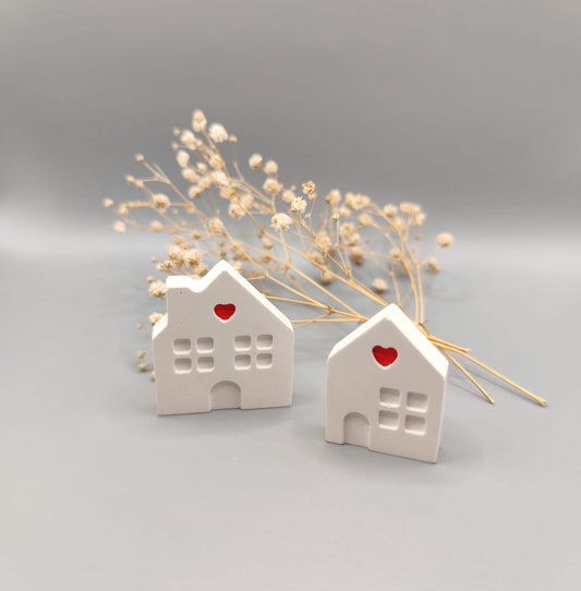 Imán de resina en forma de casita con corazón pintado a mano