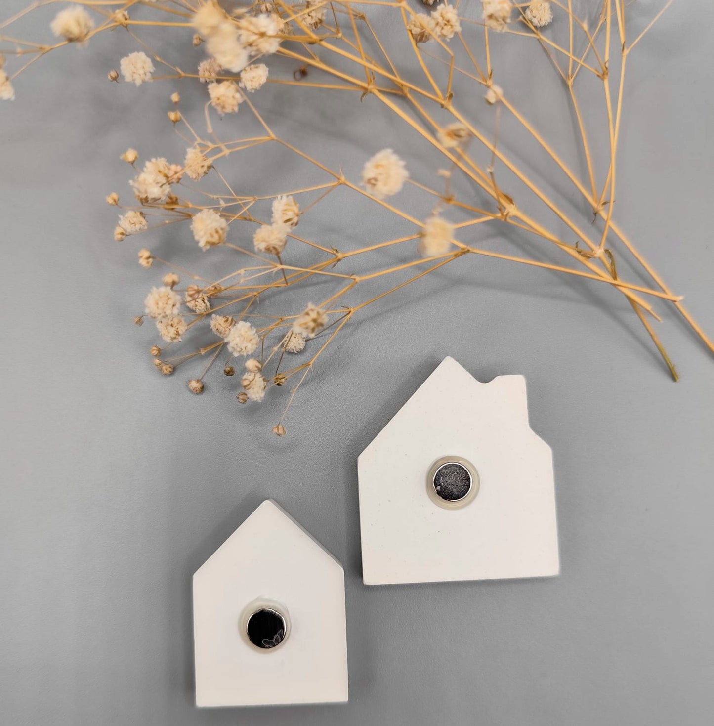 Imán de resina en forma de casita con corazón pintado a mano