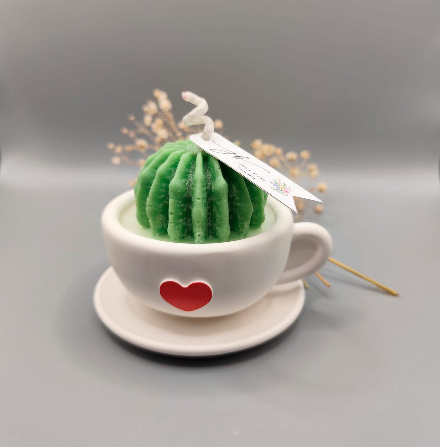 Taza de café con vela y margarita en resina