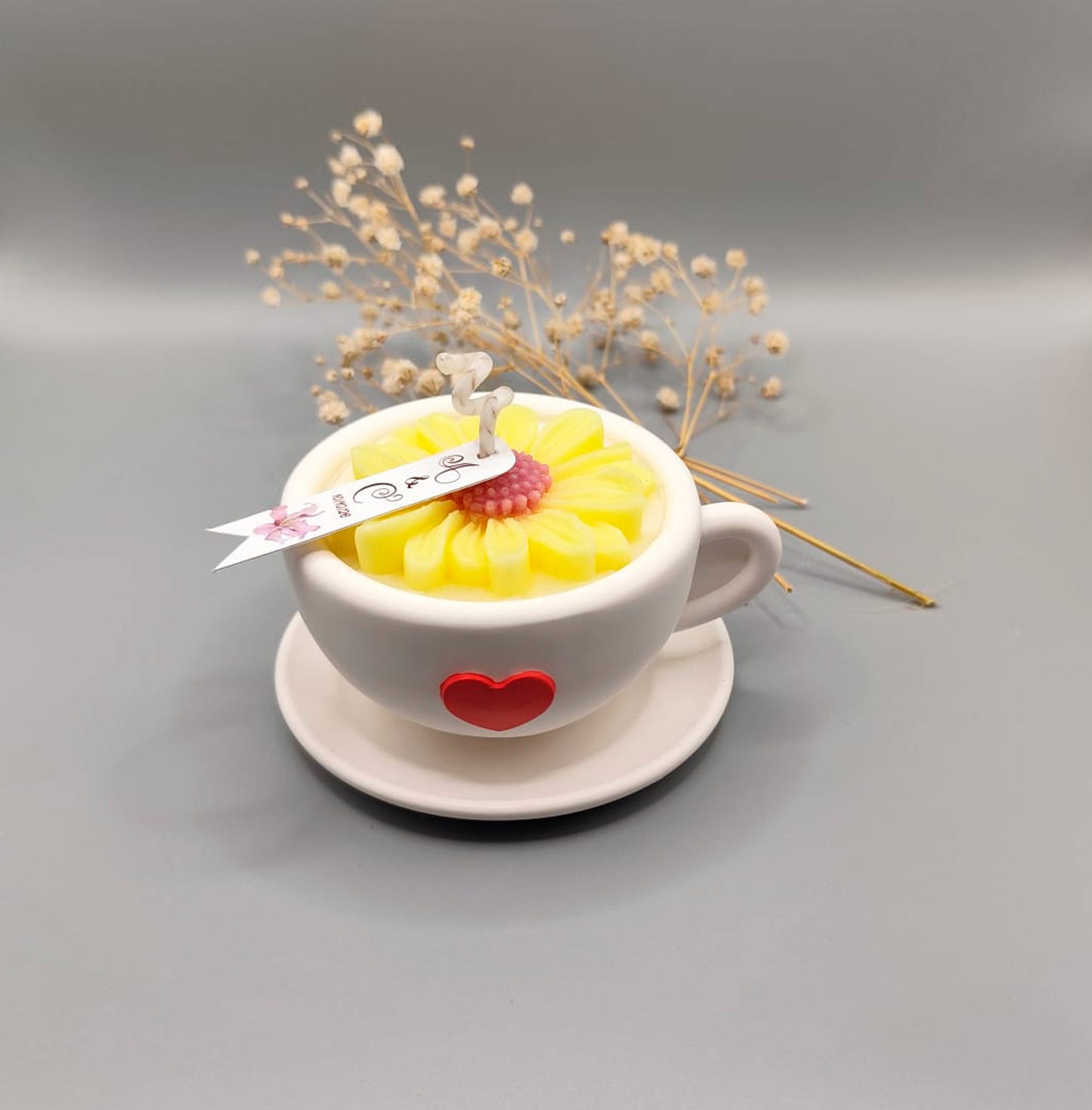 Taza de café con vela y margarita en resina