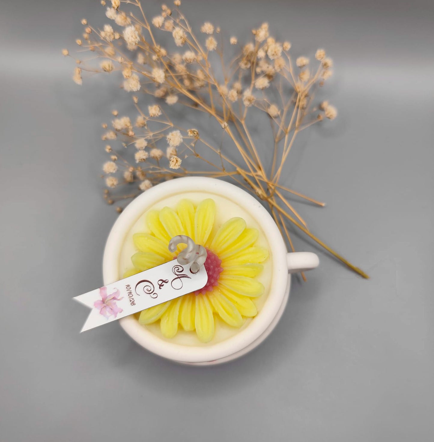 Taza de café con vela y margarita en resina