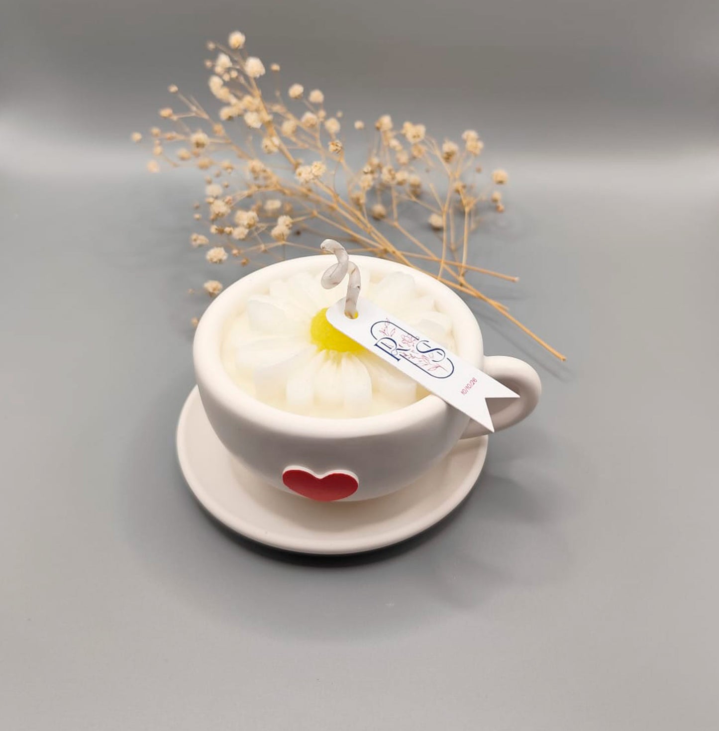 Taza de café con vela y margarita en resina