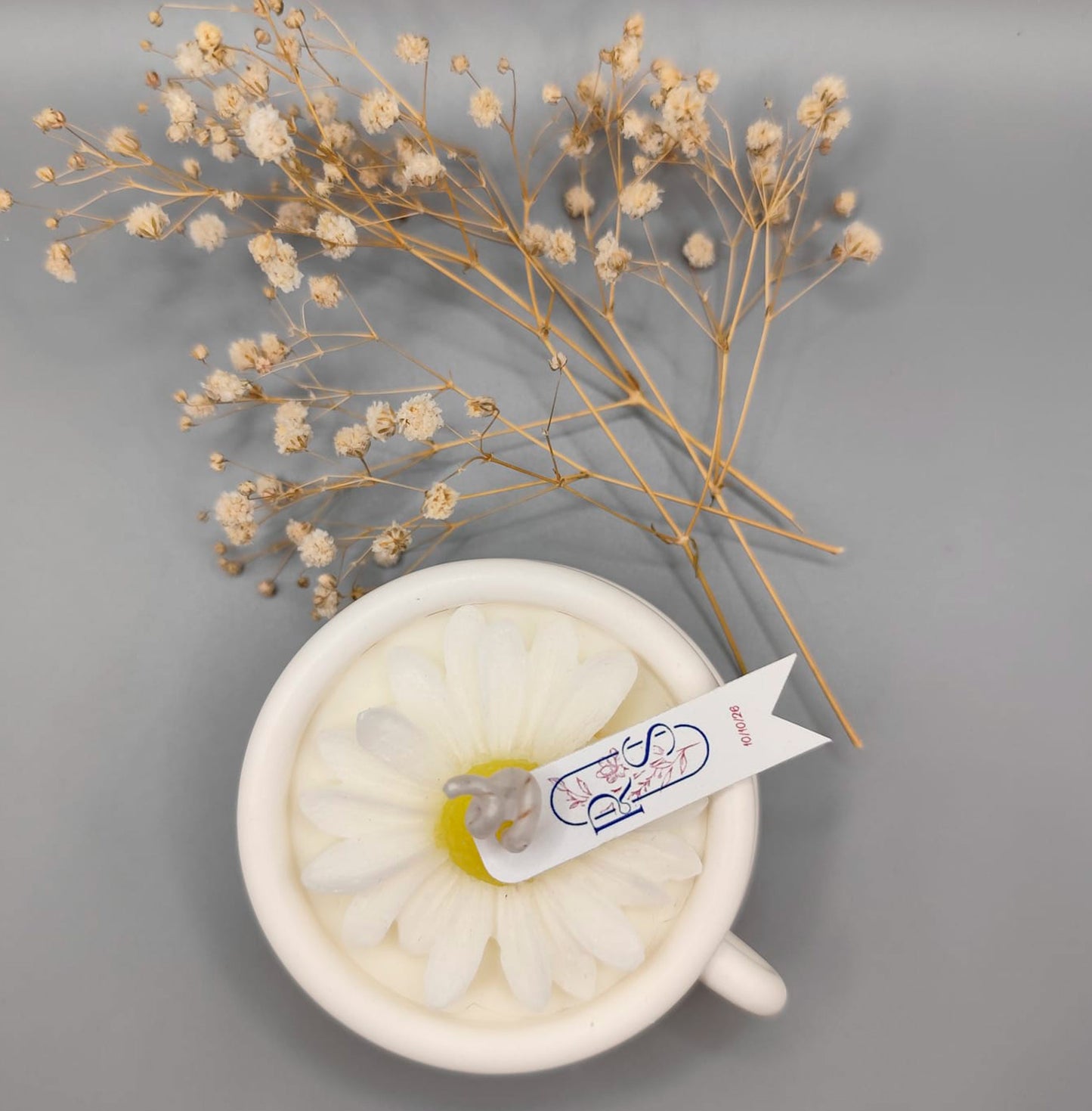 Taza de café con vela y margarita en resina